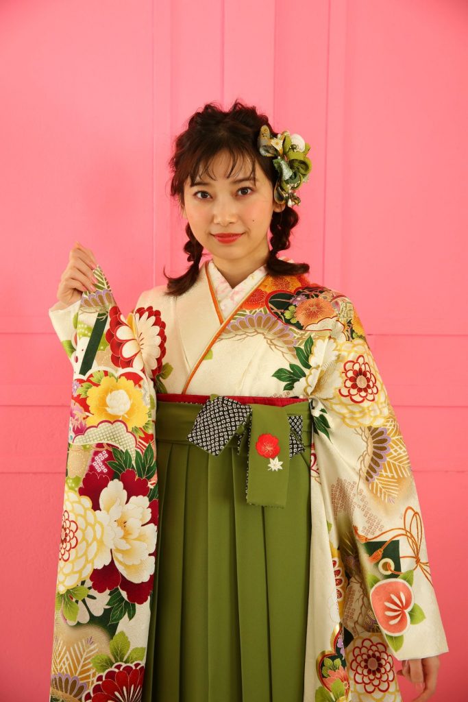 卒業式に袴を着る人 必見 袴スタイルの人気髪型予報 振袖専門情報サイトhatachi